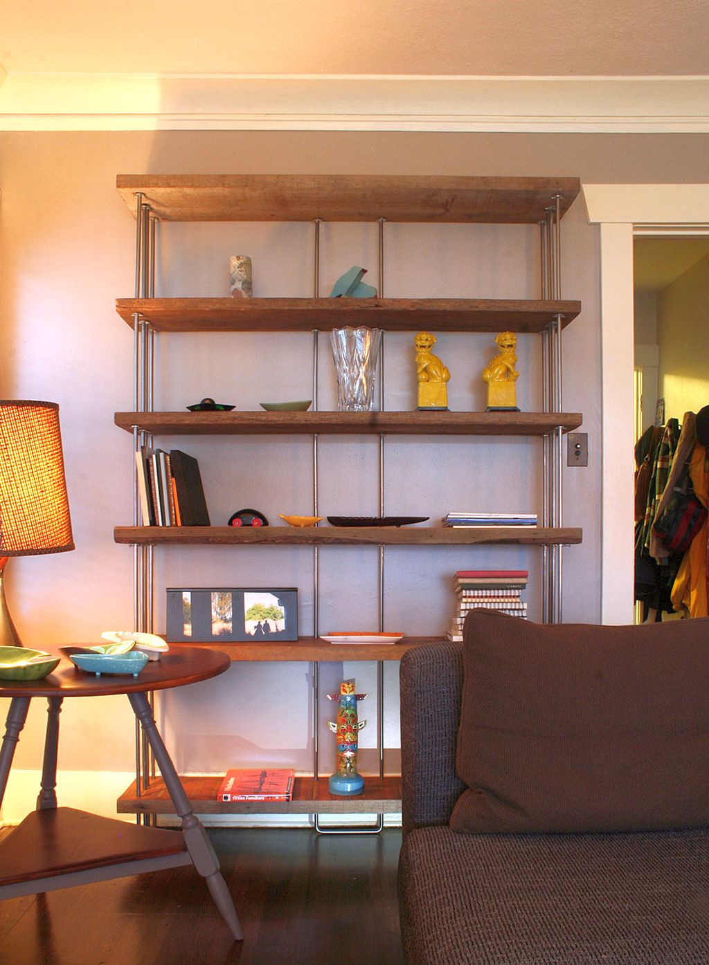 Minimalist Bedroom Bookshelf Decorating Ideas for Small Space