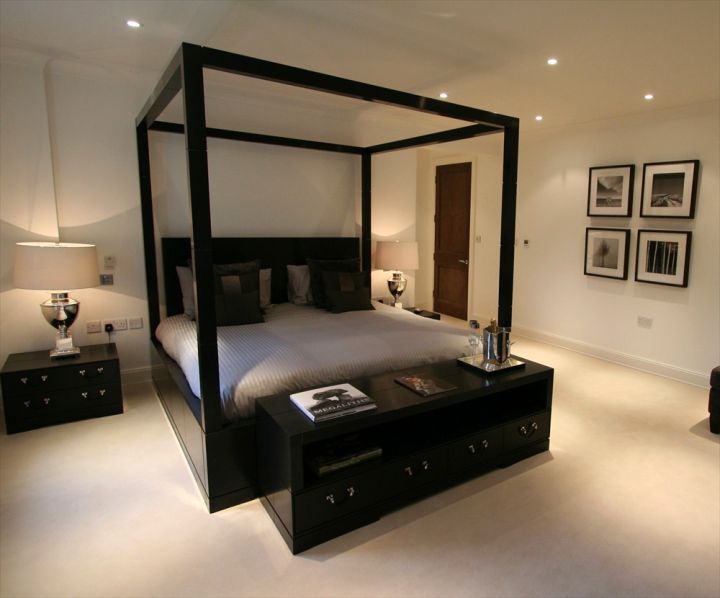 Contemporary poster bed