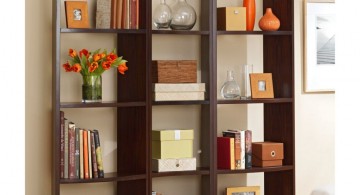 Using natural elements like flowers to decorate bookshelf