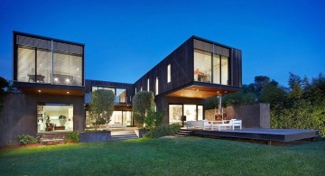 amazing modern homes U shaped with wide lawn