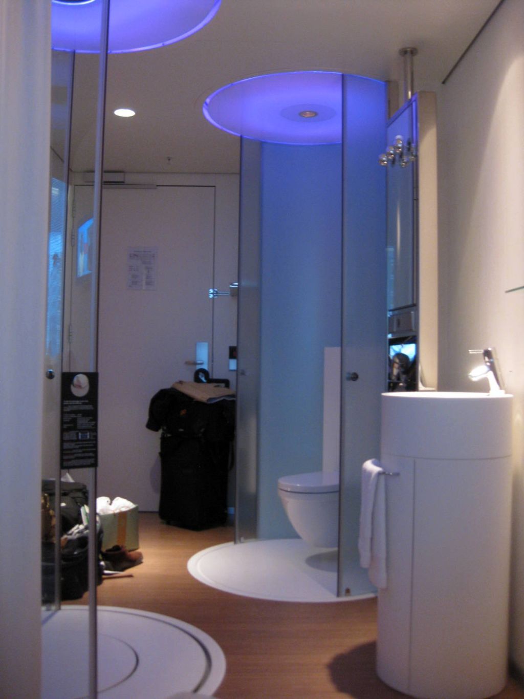 19 Bright And Inviting Tiny Bathroom Design Ideas