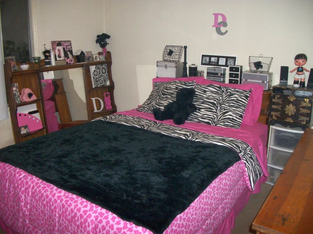 20 Amazing Pink and Black Bedroom Decor