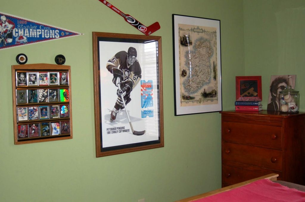 hockey bedrooms with memorabilias