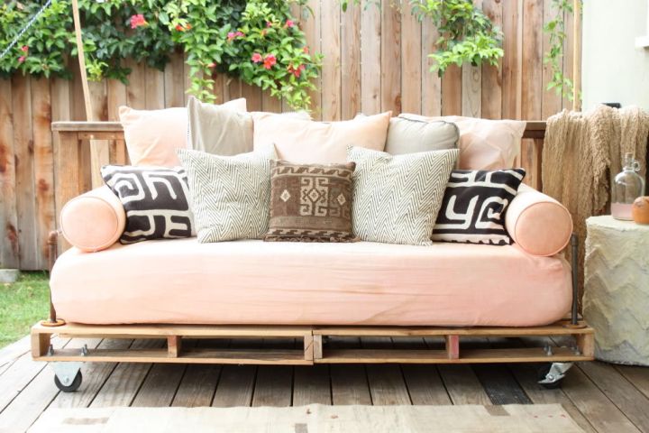 how to make daybed with repurpose crate plate