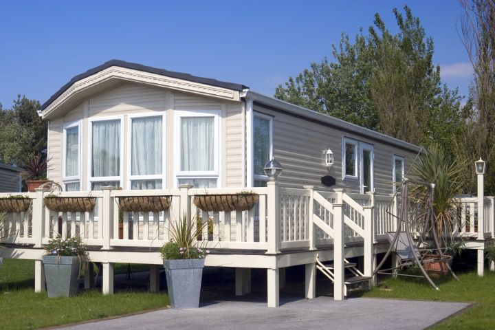 18 Contemporary Mobile Homes That Are Literally Handy