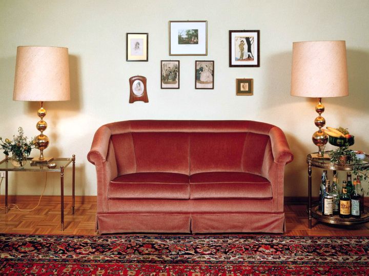 maroon living room with loveseat