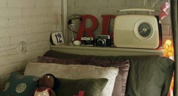 vintage bedroom decoration ideas with old radio