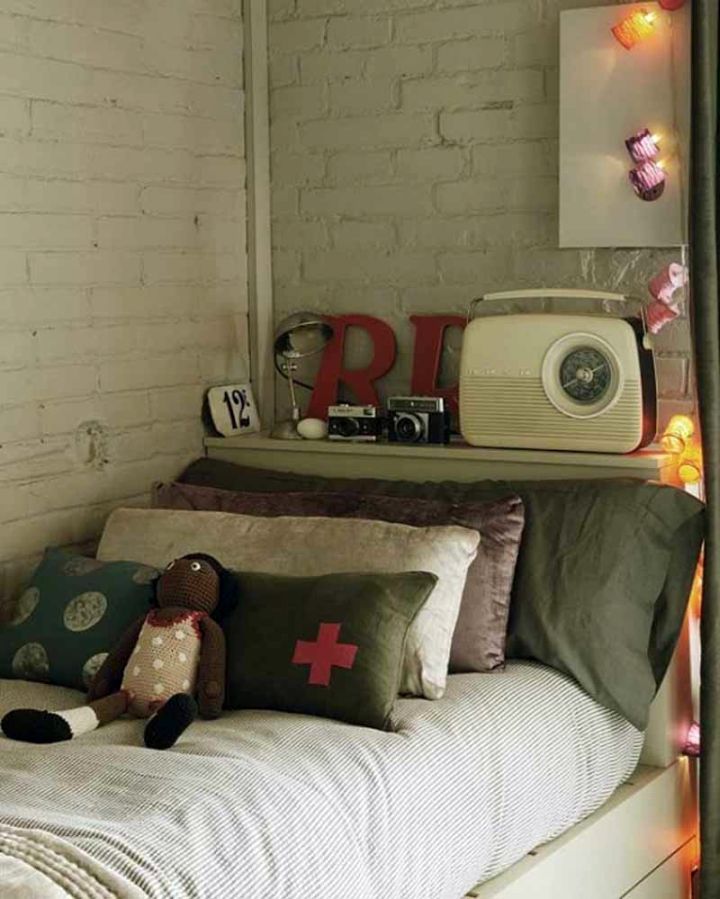 vintage bedroom decoration ideas with old radio